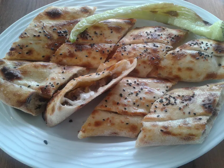 kusbasi kasarli (viande de veau coupé en dés + fromage)